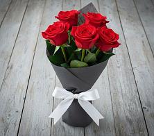 Букет 5 Красных роз Эдлесс Лав в Большое Грызлово