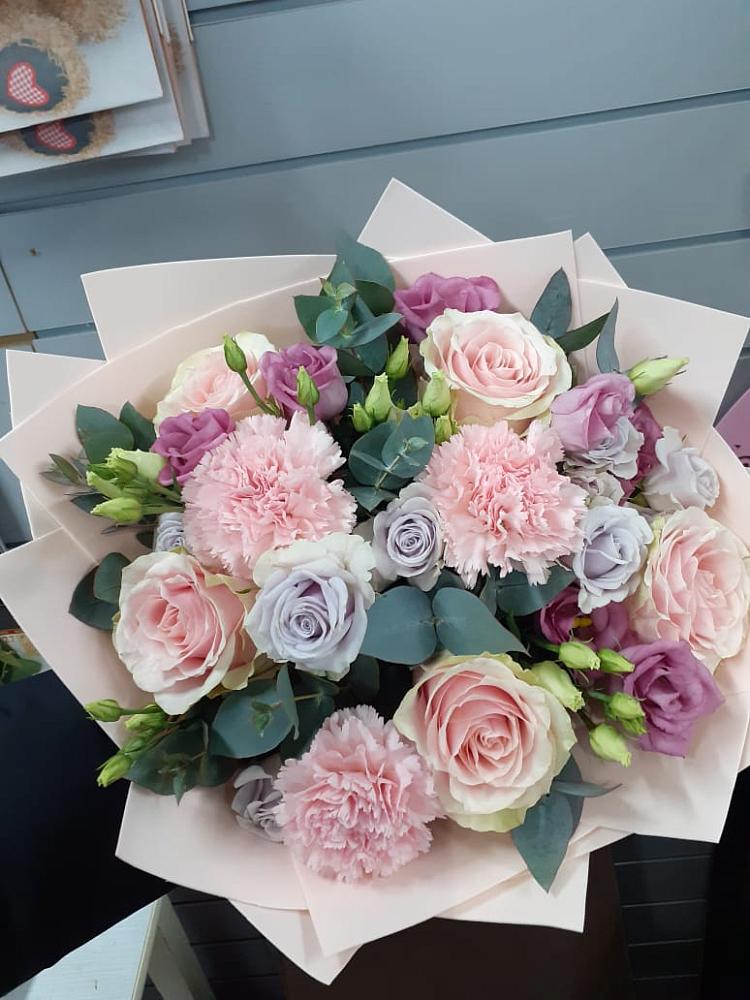 Букет цветов из: Розы, Гвоздики и Лизиантусы в Большое Грызлово